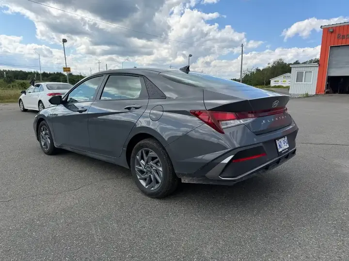 Hyundai Elantra 2025 photo 3