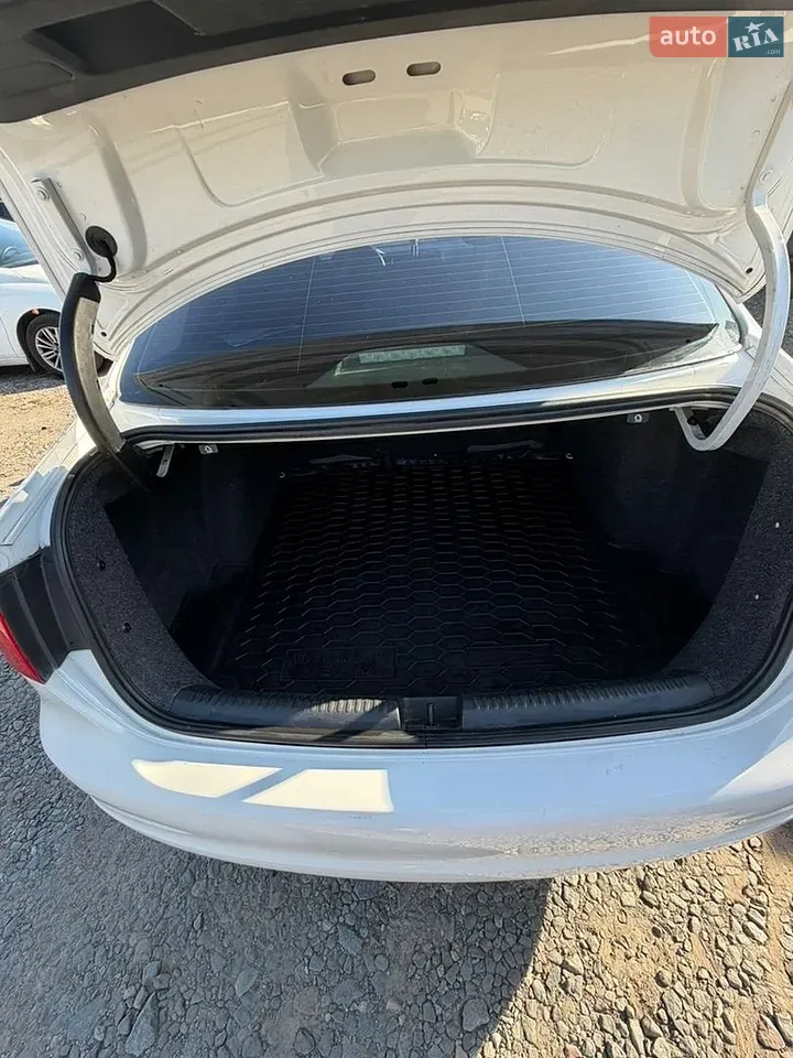Volkswagen Jetta 2012 photo 2