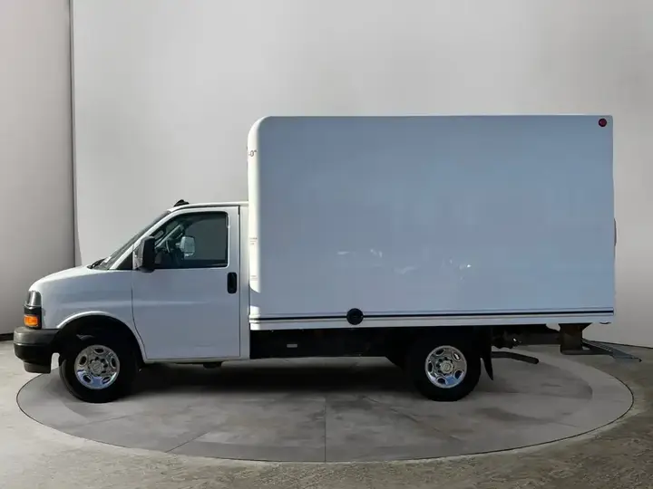 Chevrolet Express 2024 photo 2