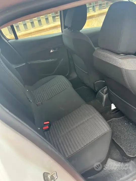 Peugeot 208 2022 photo 3