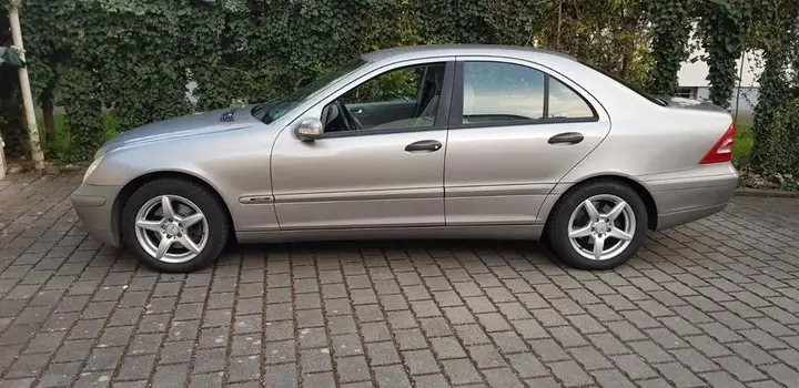 Mercedes-Benz C 240