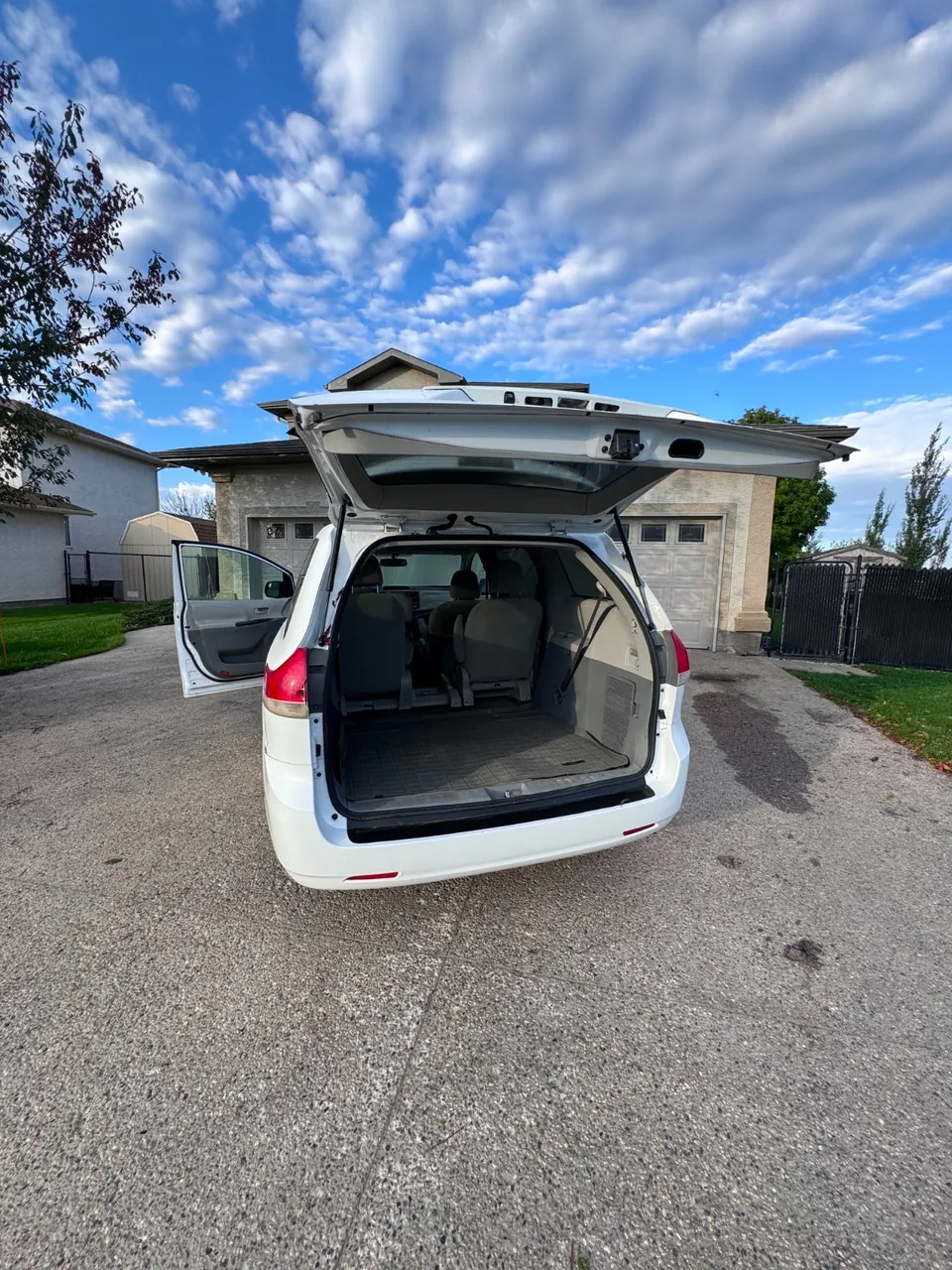 Toyota Sienna 2011 photo 3