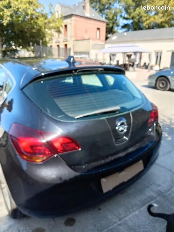 Opel Astra 2010 photo 2