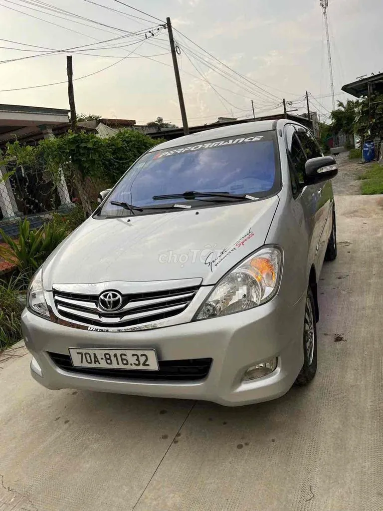 Toyota Innova 2010 photo 2