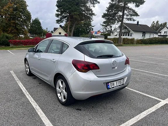 Opel Astra 2010 photo 4