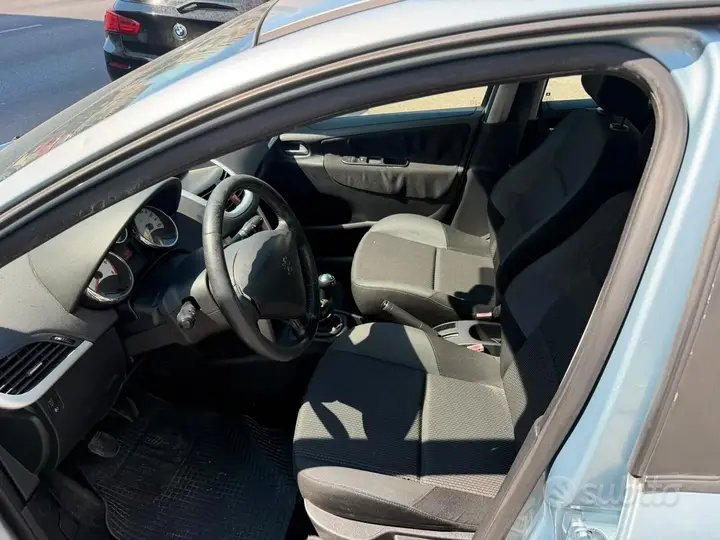 Peugeot 207 2011 photo 3