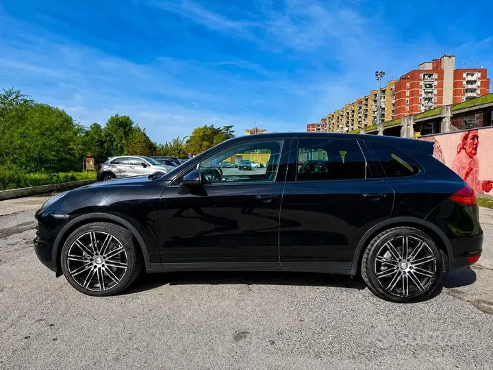 Porsche Cayenne 2010 photo 2