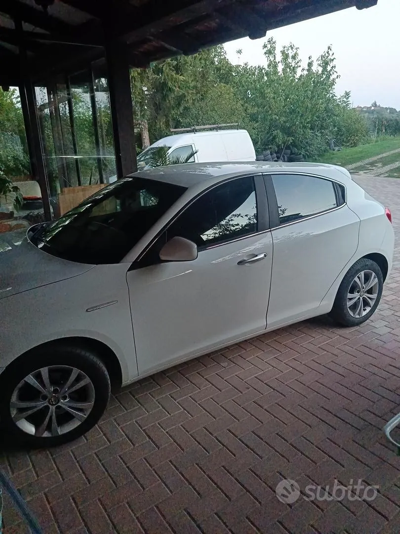 Alfa Romeo Giulietta 2011 photo 2
