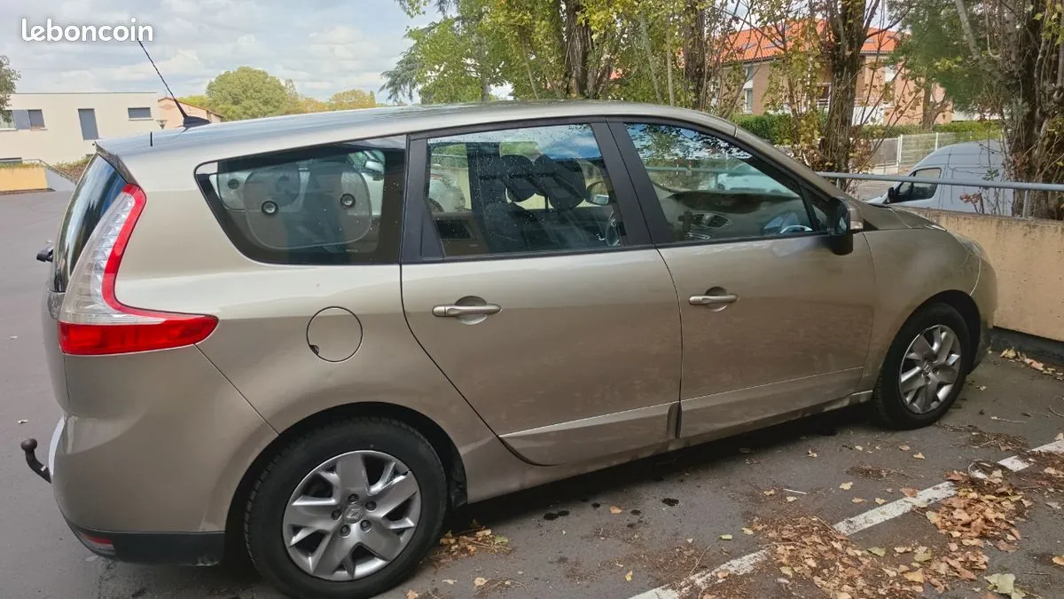 Renault Grand Scenic 2011 photo 2