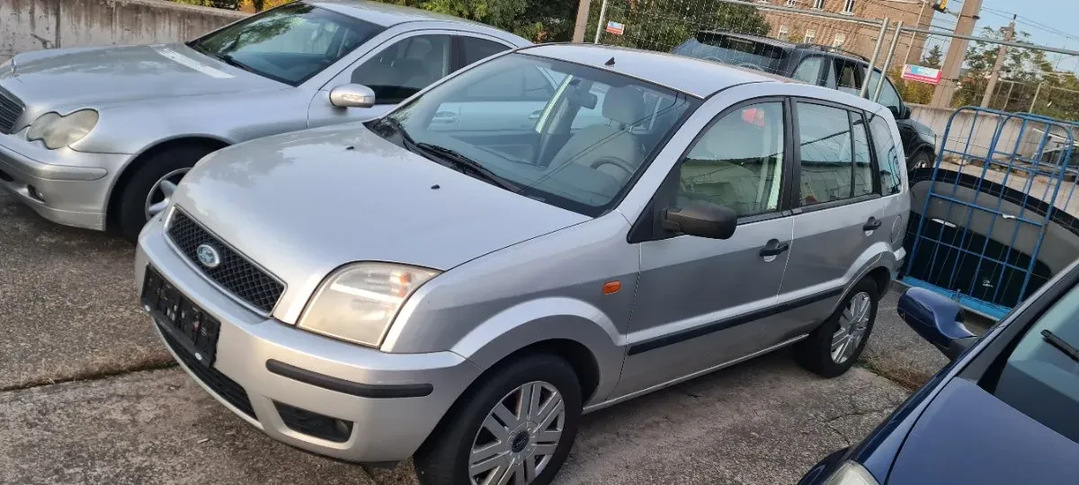 Ford Fusion 2003 photo 2