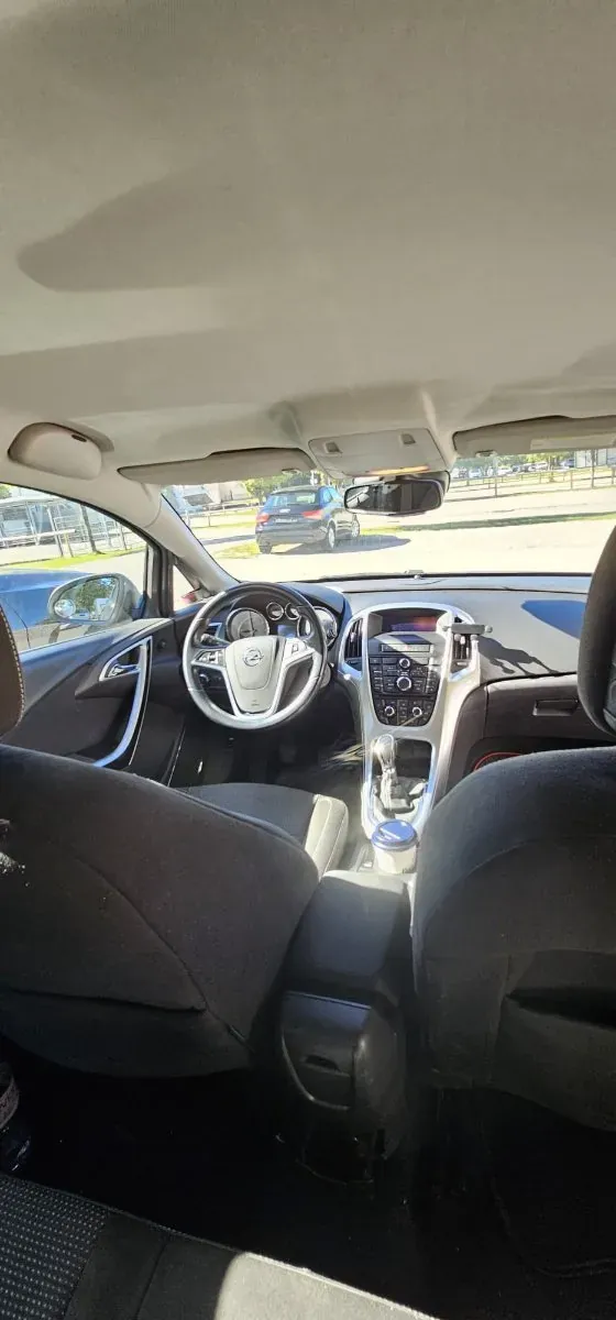 Opel Astra 2010 photo 2
