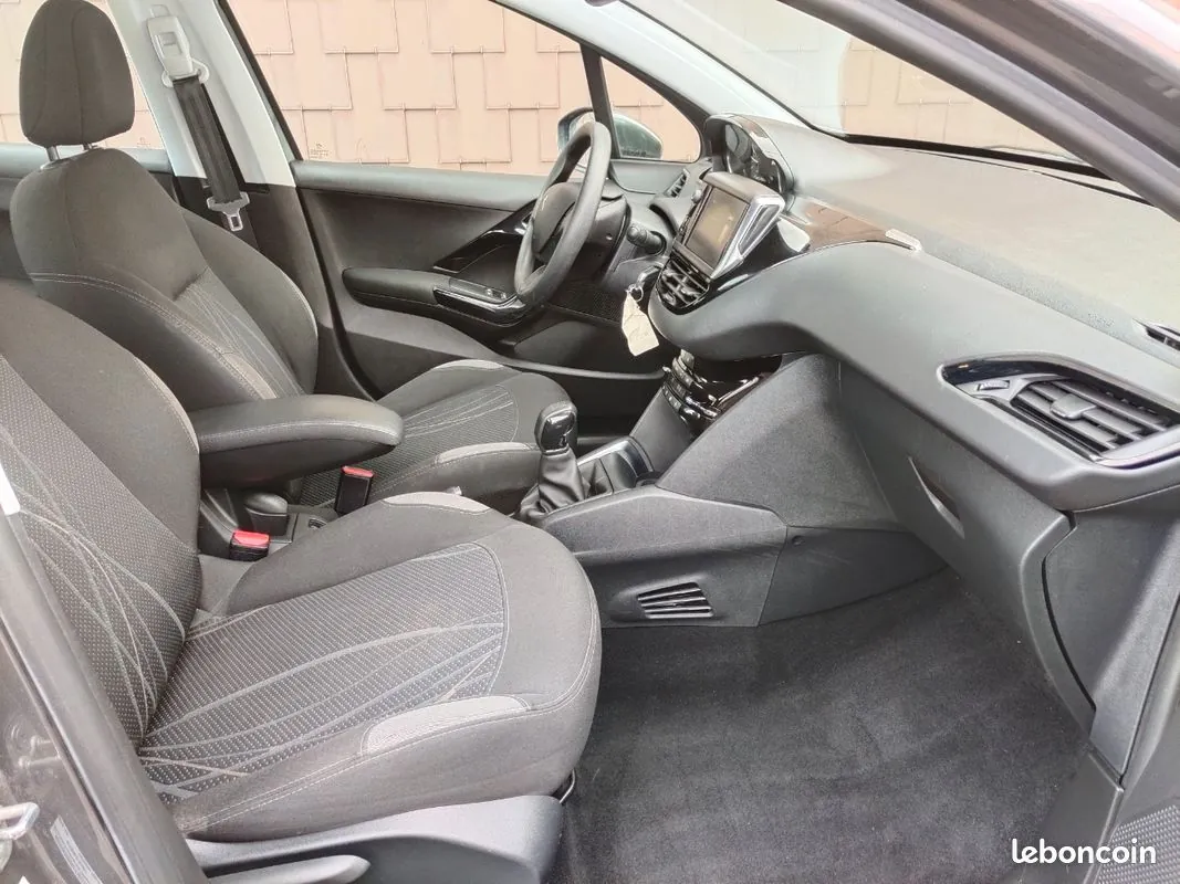 Peugeot 208 2019 photo 3