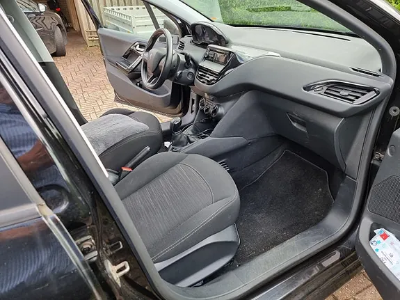 Peugeot 208 2013 photo 3