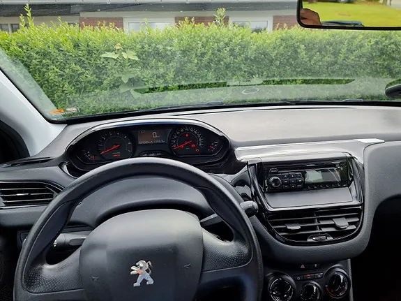 Peugeot 208 2013 photo 4