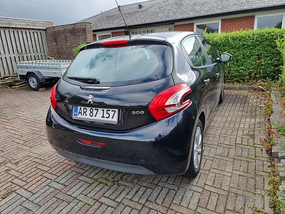 Peugeot 208 2013 photo 2