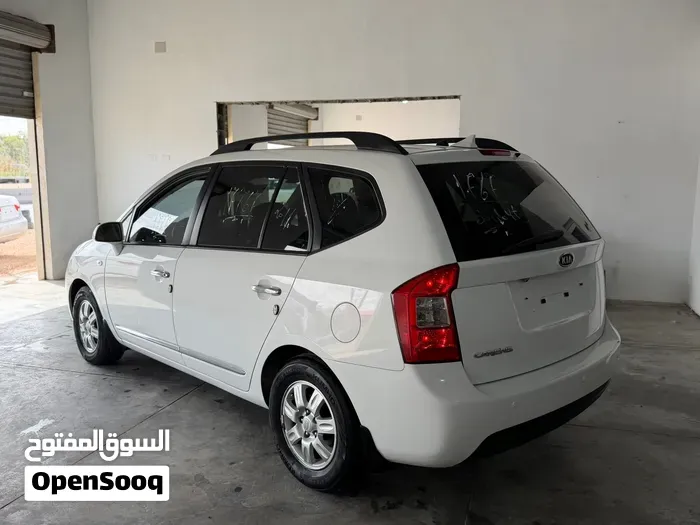Kia Carens 2010 photo 2