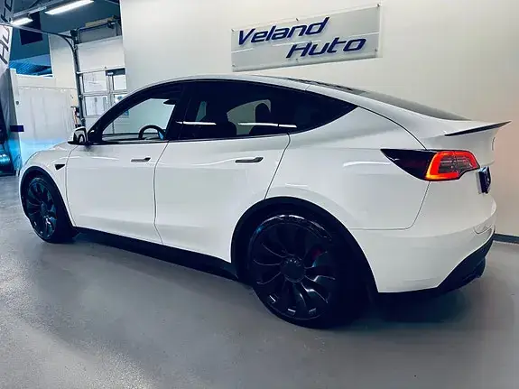 Tesla Model Y 2023 photo 4