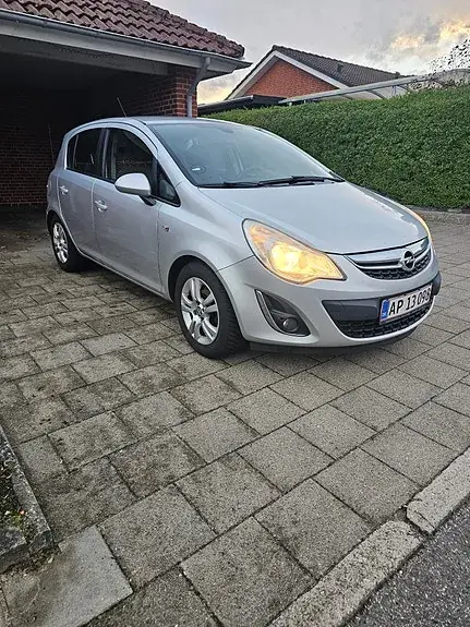 Opel Corsa 2012 photo 2