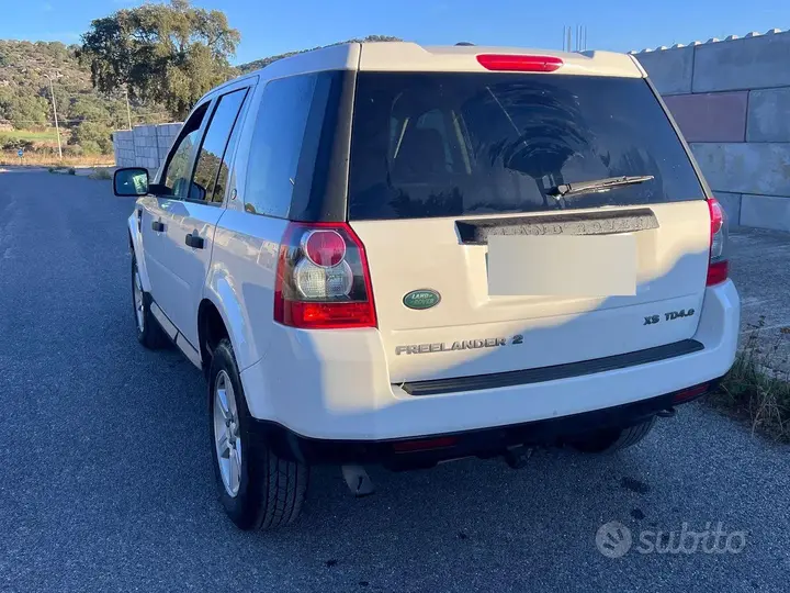 Land Rover Freelander 2010 photo 2