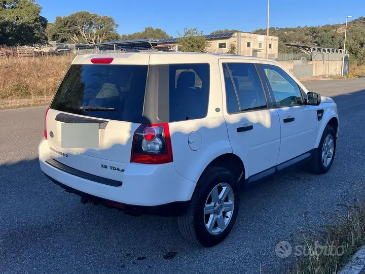 Land Rover Freelander 2010 photo 3