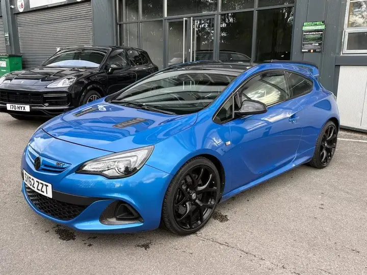 Vauxhall Astra Gtc 2013 photo 2