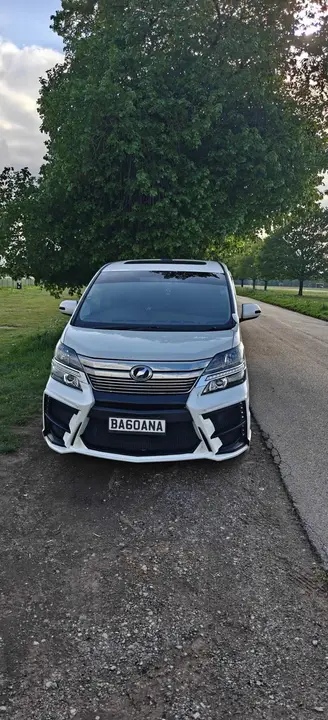Toyota Vellfire 2012 photo 2