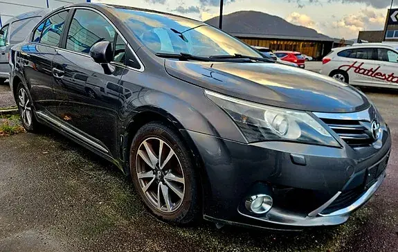 Toyota Avensis 2013 photo 2