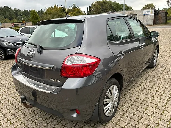 Toyota Auris 2011 photo 3