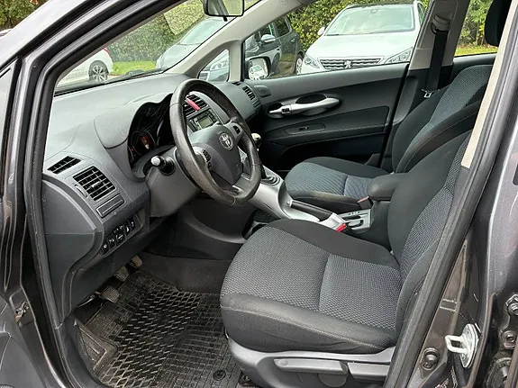 Toyota Auris 2011 photo 5
