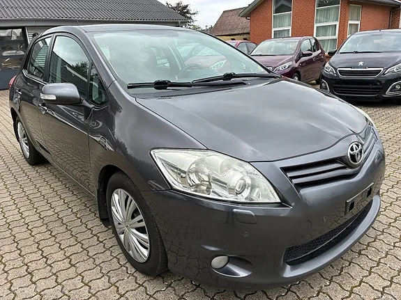 Toyota Auris 2011 photo 2