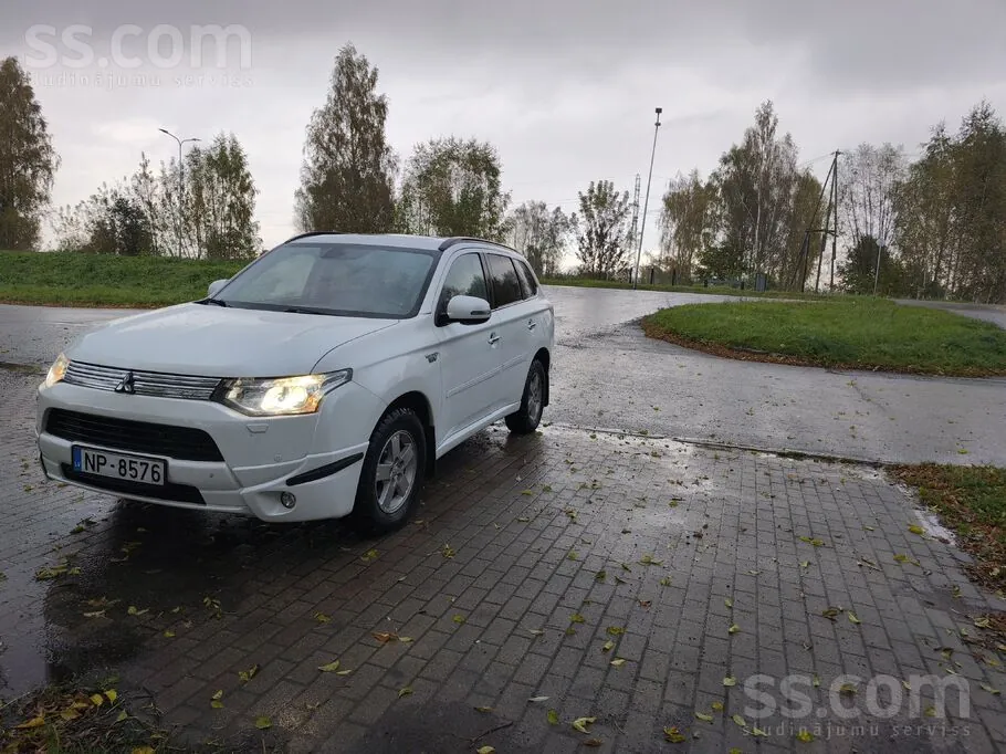 Mitsubishi Outlander 2013 photo 2