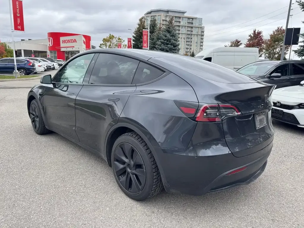 Tesla Model Y 2025 photo 4