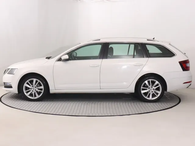 Skoda Octavia Combi 2019 photo 2