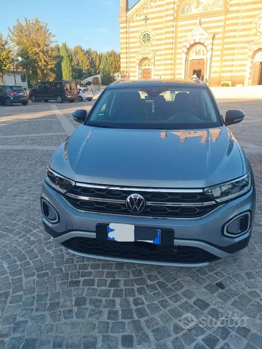Volkswagen T-Roc 2023 photo 2