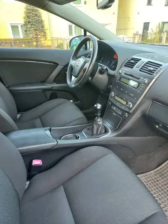 Toyota Avensis 2011 photo 2