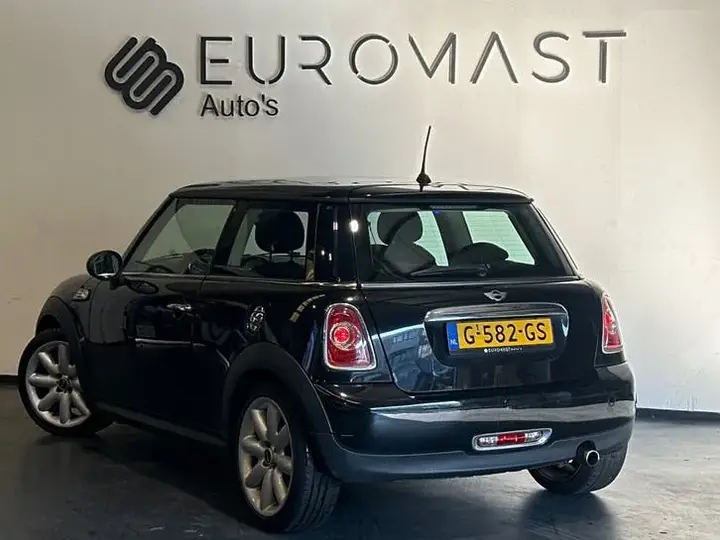 Mini One 2012 photo 3