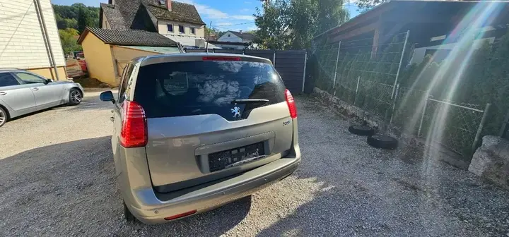 Peugeot 5008 2010 photo 3