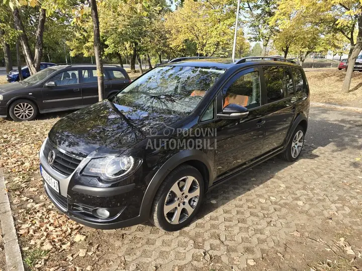 Volkswagen Touran 2010 photo 2