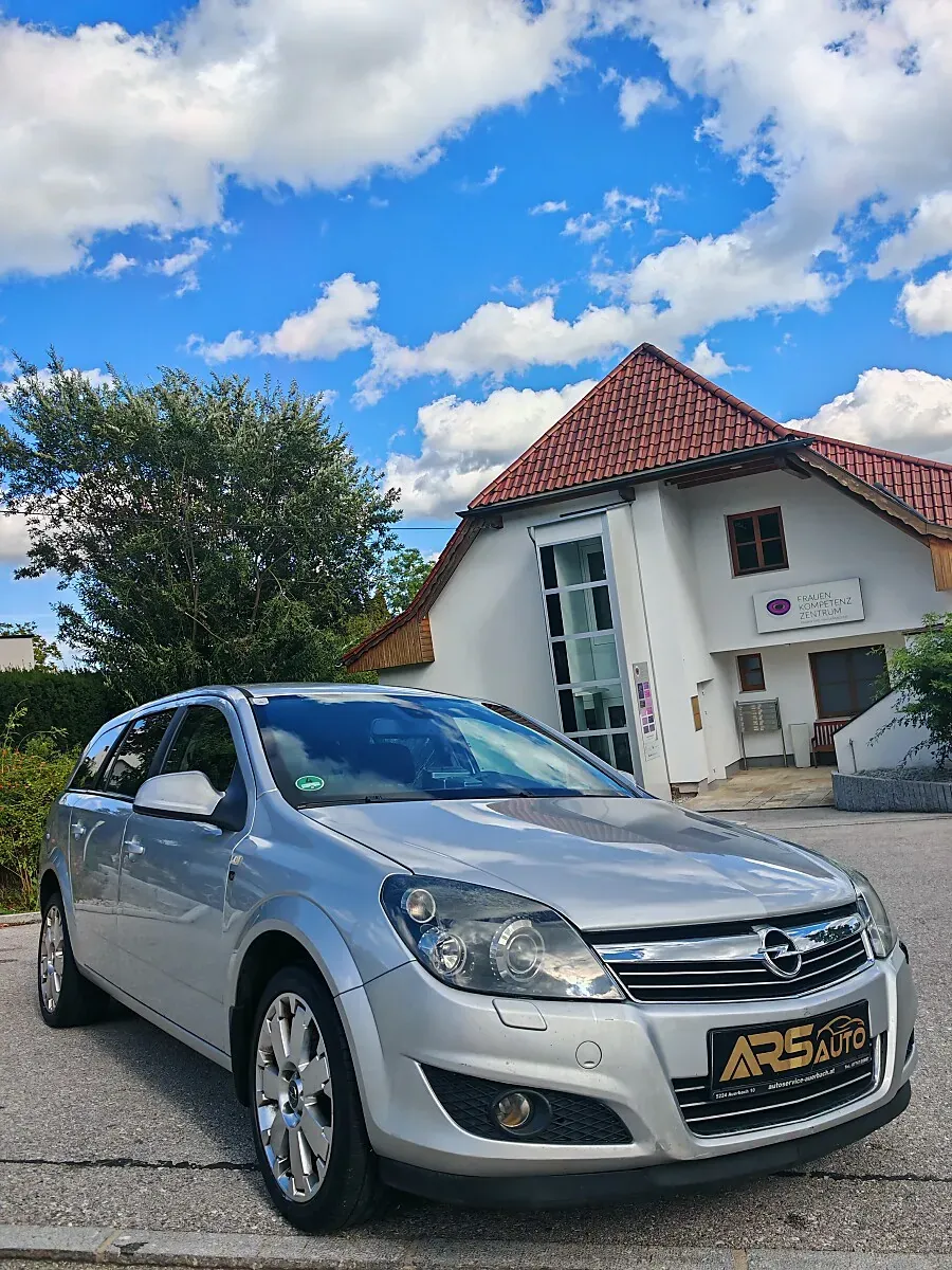 Opel Astra 2010 photo 3