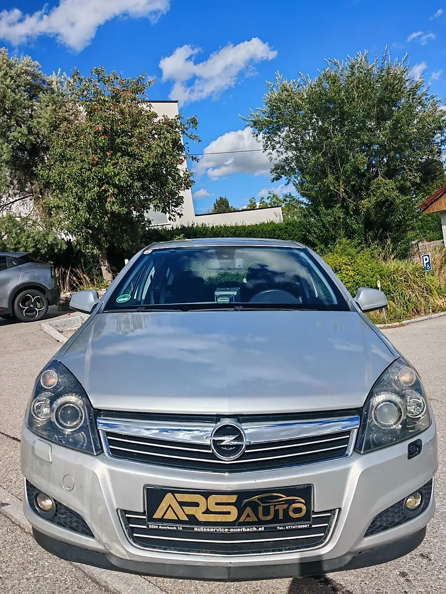 Opel Astra 2010 photo 2