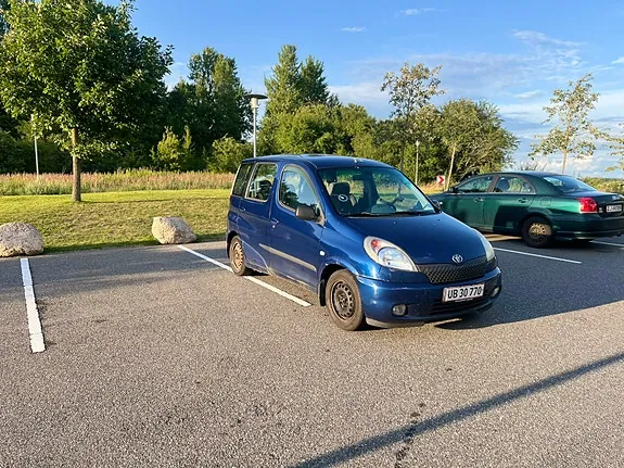 Toyota Yaris 2000 photo 2