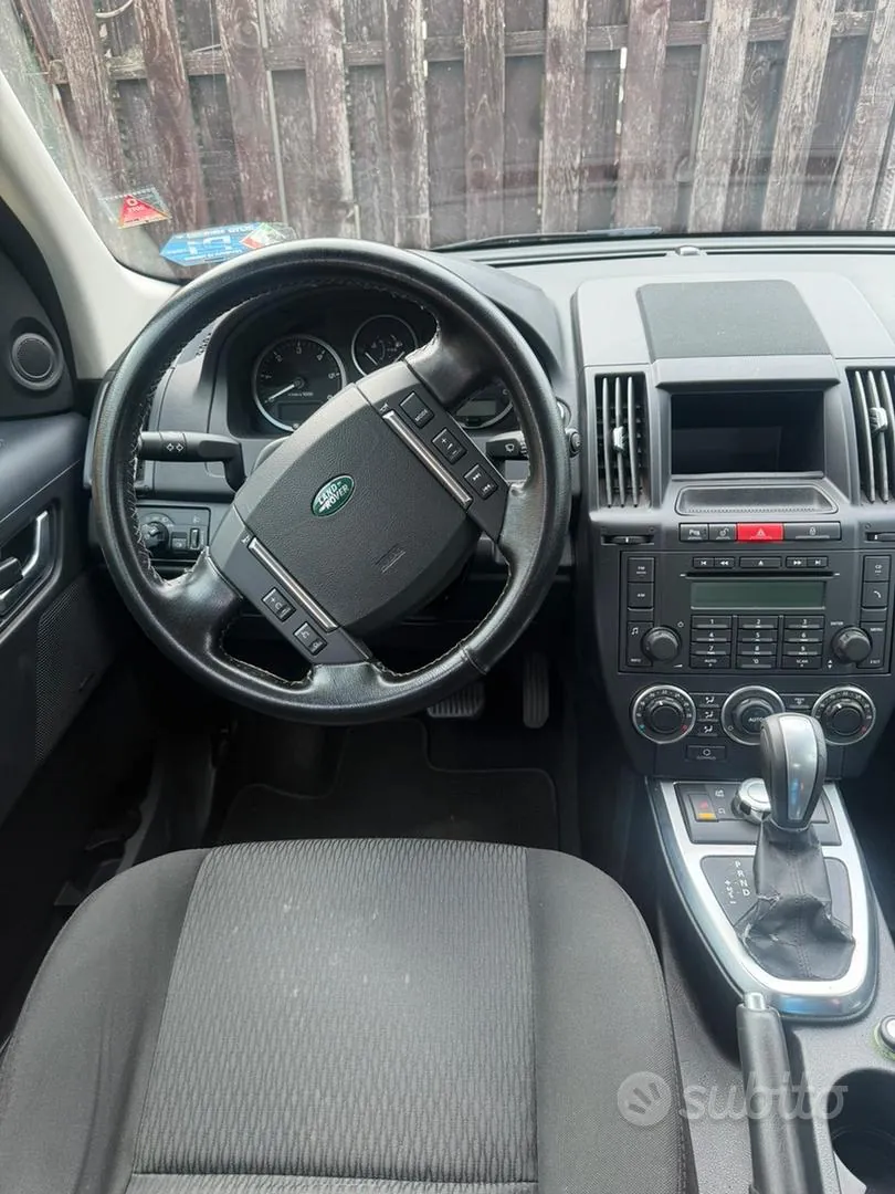 Land Rover Freelander 2011 photo 4