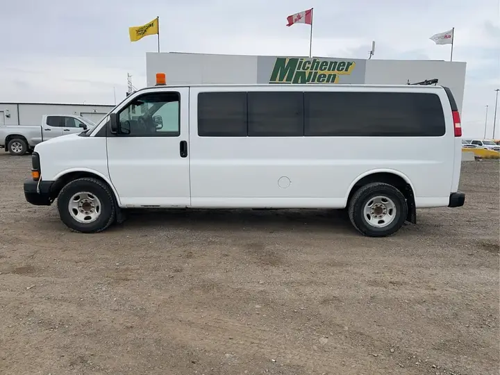 GMC Savana 2015 photo 2