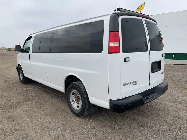 GMC Savana 2015 photo 3
