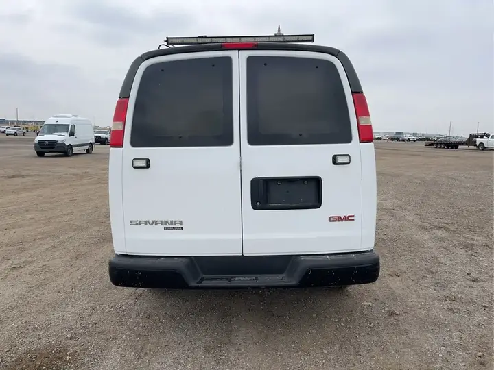 GMC Savana 2015 photo 4