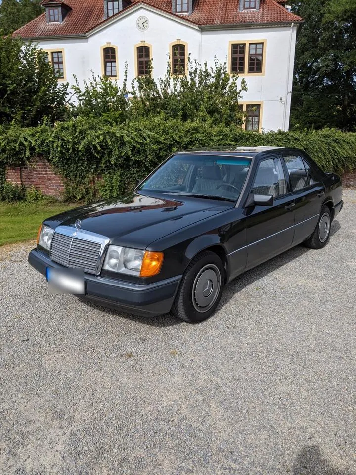 Mercedes-Benz 230E