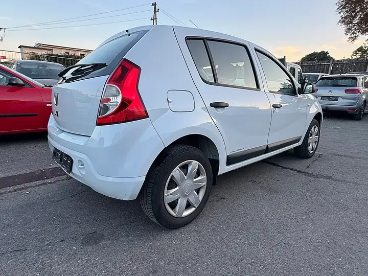 Dacia Sandero 2010 photo 3