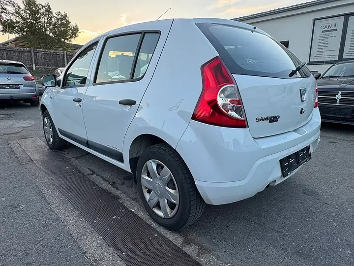 Dacia Sandero 2010 photo 2
