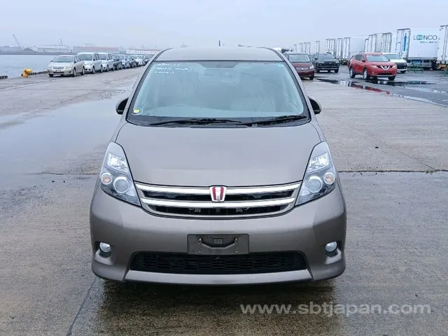 Toyota Isis 2010 photo 5