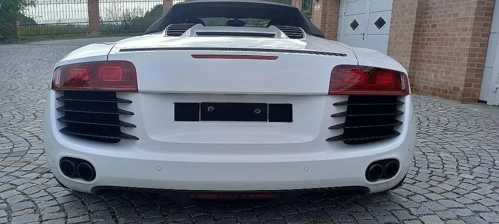 Audi R8 2011 photo 2